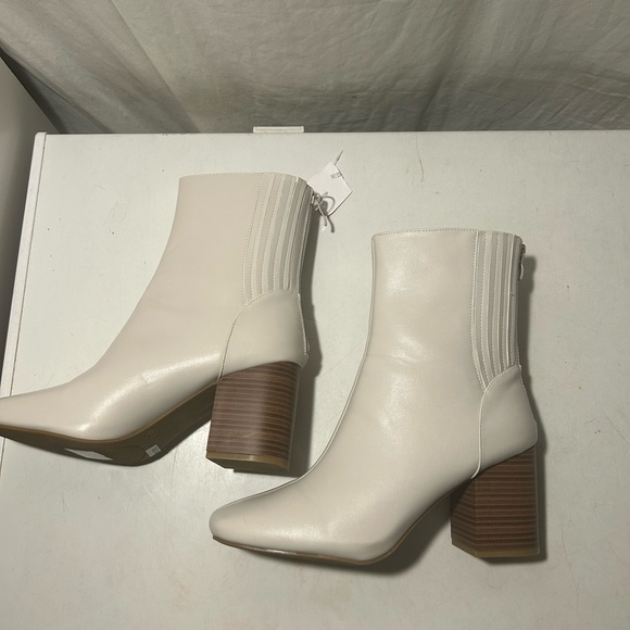 Journee Collection ivory color ankle boots 3 “ block heels, zip up back size 10 - Picture 7 of 7